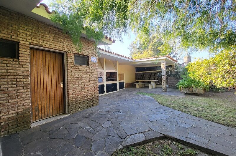 CHALET MUY BIEN UBICADO, EN IMPECABLE ESTADO