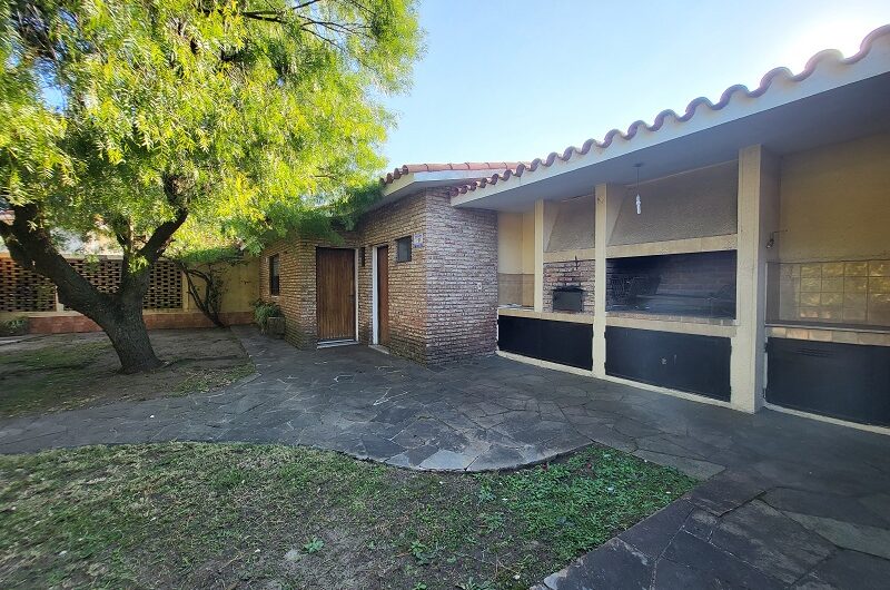 CHALET MUY BIEN UBICADO, EN IMPECABLE ESTADO