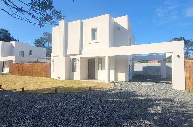 ESTRENE EN ZONA RESIDENCIAL, CON AMPLIO TERRENO