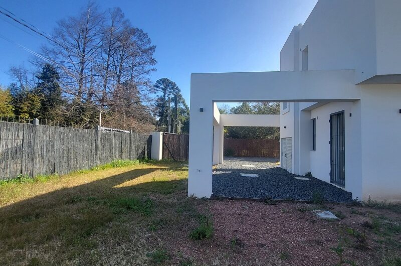 ESTRENE EN ZONA RESIDENCIAL, CON AMPLIO TERRENO
