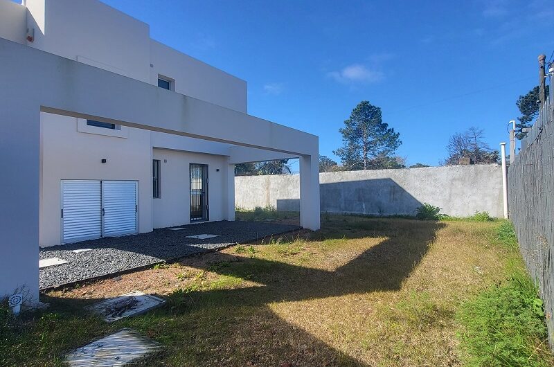 ESTRENE EN ZONA RESIDENCIAL, CON AMPLIO TERRENO