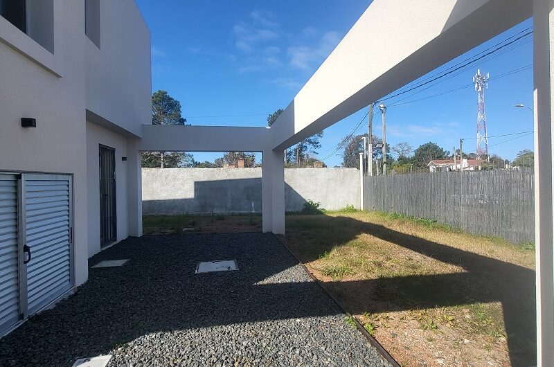 ESTRENE EN ZONA RESIDENCIAL, CON AMPLIO TERRENO