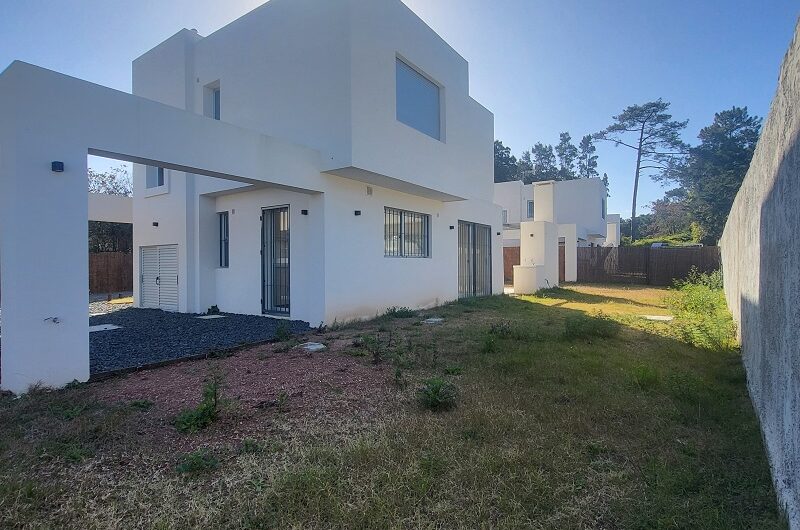 ESTRENE EN ZONA RESIDENCIAL, CON AMPLIO TERRENO