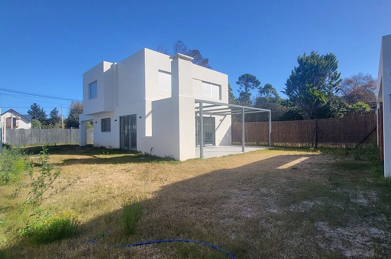 ESTRENE EN ZONA RESIDENCIAL, CON AMPLIO TERRENO