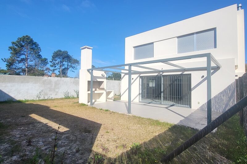 ESTRENE EN ZONA RESIDENCIAL, CON AMPLIO TERRENO