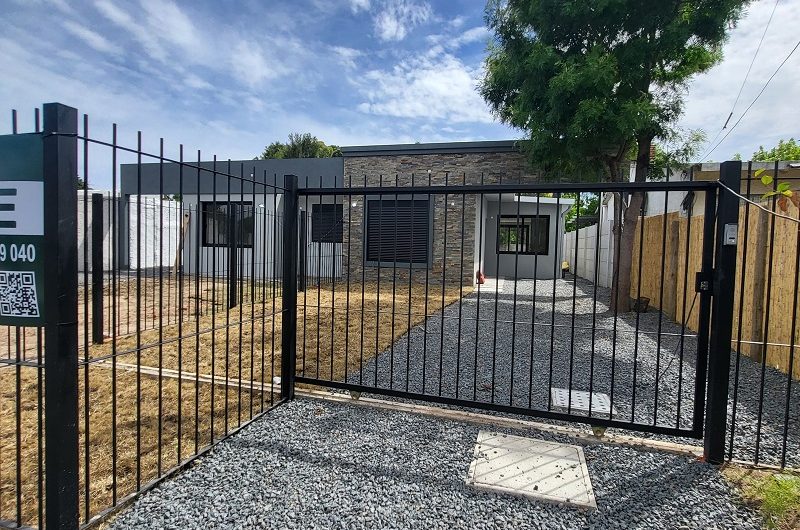 EN INMEJORABLE UBICACION, CASA CON JARDIN Y FONDO