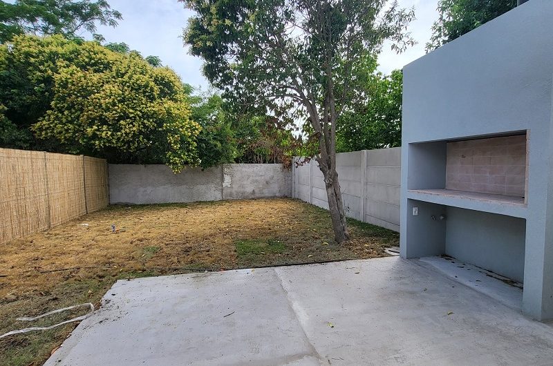 EN INMEJORABLE UBICACION, CASA CON JARDIN Y FONDO