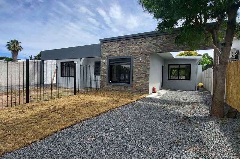 EN INMEJORABLE UBICACION, CASA CON JARDIN Y FONDO