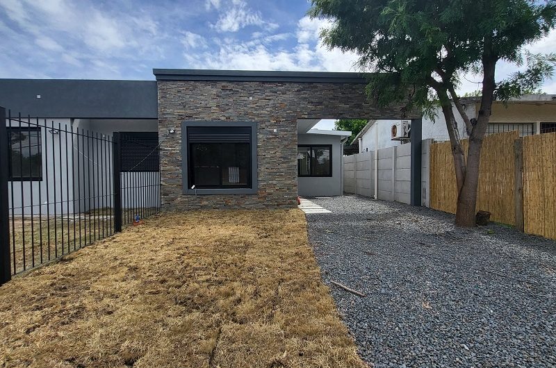 EN INMEJORABLE UBICACION, CASA CON JARDIN Y FONDO