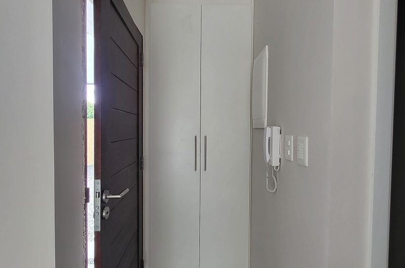 EN INMEJORABLE UBICACION, CASA CON JARDIN Y FONDO