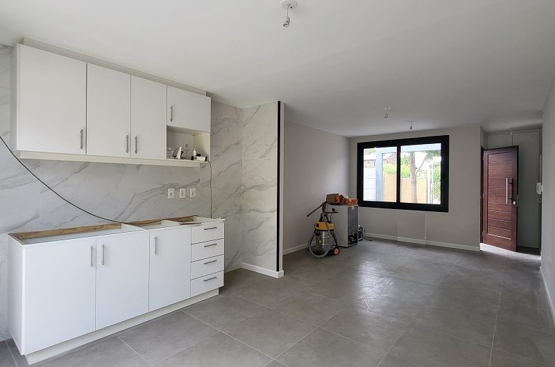 EN INMEJORABLE UBICACION, CASA CON JARDIN Y FONDO