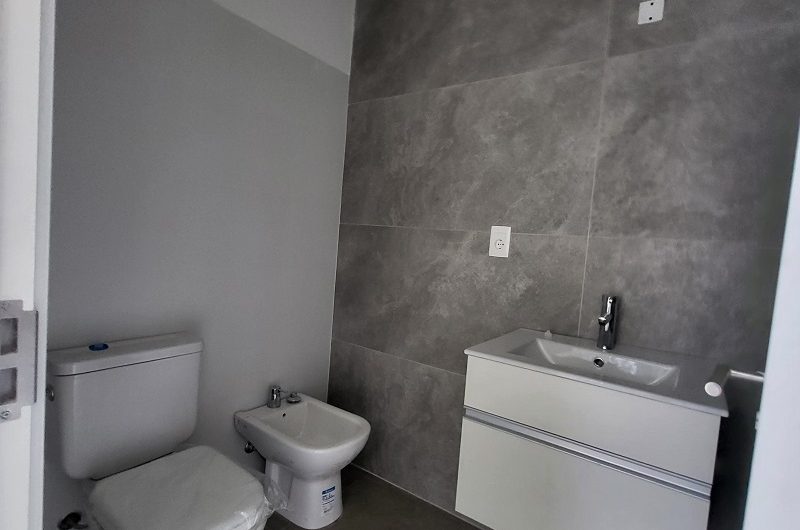 EN INMEJORABLE UBICACION, CASA CON JARDIN Y FONDO