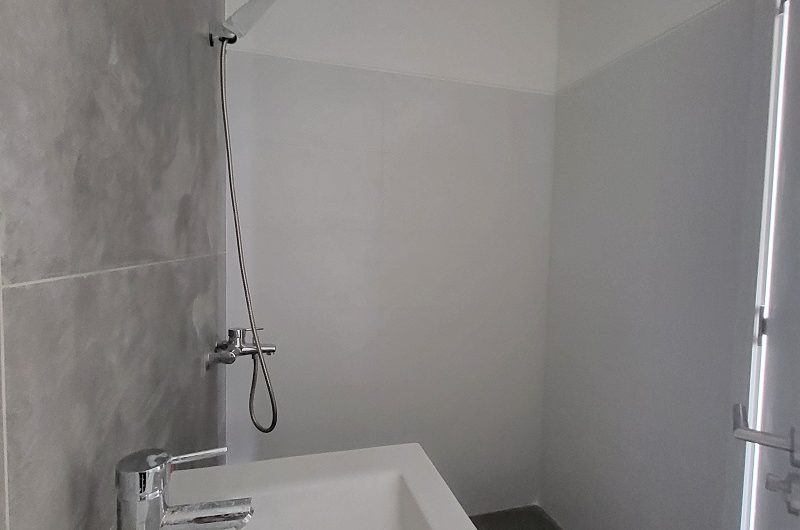 EN INMEJORABLE UBICACION, CASA CON JARDIN Y FONDO