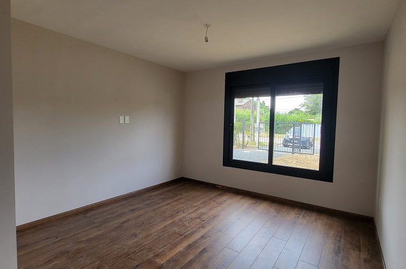 EN INMEJORABLE UBICACION, CASA CON JARDIN Y FONDO